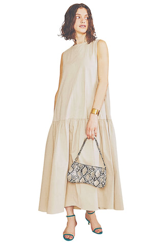 ☑ベージュの品の良さを頼りに「小さく」強い柄や色を：  ベージュワンピース 8,250円／STYLEMIXER（バロックジャパンリミテッド）　ボリューミィなベージュワンピースを引き締める印象的な柄や色づかい。ショルダーバッグや細ストラップサンダルでさりげなく効かせれば悪目立ちもなくちょうどいいアクセントに。