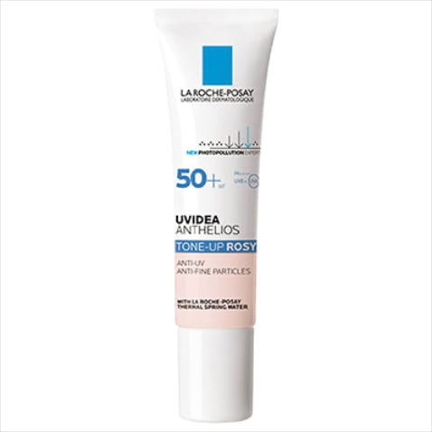 「光の乱反射によって肌に透明感が」 ⚫︎UV イデア XL プロテクショントーンアップ ローズ SPF50＋・PA＋＋＋＋ 30mL 3,740円／ラ ロッシュ ポゼ　「高い日焼け止め効果に加え、トーンも血色もアップできる優れもの。これだけで肌がキレイに」（扇本さん）