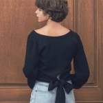 「大人びた甘いブラウス」かわいいをクールダウンさせる黒【4選】