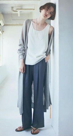 【ラクに見せずにやわらかいパンツ】きちんと見えて動きやすい、縦落ちするまっすぐなシルエット。●黒サテンパンツ 16,500円／MIESROHE　リネンロングカーディガン 30,800円／カオス（カオス表参道）　シルクリバーシブルタンクトップ 25,300円／loin.　ネックレス 19,800円／TODAYFUL（Life’s 代官山店）　サンダル 8,800円／ティキーズ（ザ ストア バイシー 代官山店）■ゆるみを律するセンターシームと凹凸のある光沢感。黒より軽さを残せる、チャコールのような