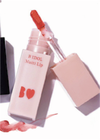 IDOL：むっちリップ 04 1,540円／かならぼ　ふわふわとした質感で、むちっとやわらかそうな唇を演出。やや温度感のあるピンク。全5色。つけたてはもちろん、落ちかけた色すらも美しく盛れるようなティント処方×しっかり保湿のマットリップ。マットリップなのに保湿成分配合で乾燥を防ぎ、スフレでもムースでもない、雲のようなふわふわ感。
