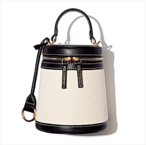アイボリー×黒ハンドバッグ 5,990円／ZARA（ザラ カスタマーサービス）　旬のバニティタイプ。最低限の荷物も入るちょっとしたお出かけにちょうどいいサイズ感。