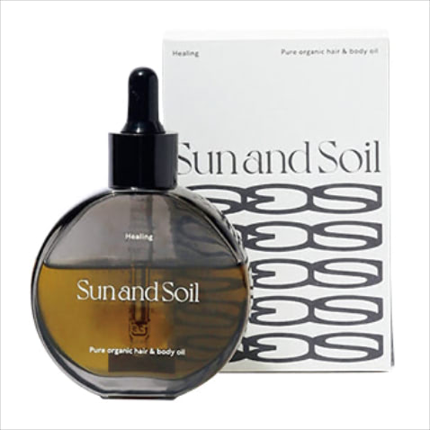「期待を上回るライトなオイル」 “Healing”バランシングオイルセラム 50mL 7,480円／Sun and Soil　ウェットヘアには飽きたけれど、健康的なツヤと束感はキープしたい。なかなかコレ！というものがなかったのですが、このオイルはさらさらとした質感で理想的。（編集R・N）