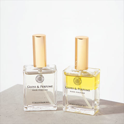 【4つの希望が1つでかなう】 〈右から〉エピキュリアン グロス&パフューム「sun」、同 「air」 各30mL 4,620円／ユメドリーミン（ツイギー）　「タオルドライ後にスプレーすると、ふんわりまとまったツヤ髪に」（JUNNA）　「ツヤ、保湿、香りでテンションを整える、が1度にできます」（AYANAさん：ビューティーライター）