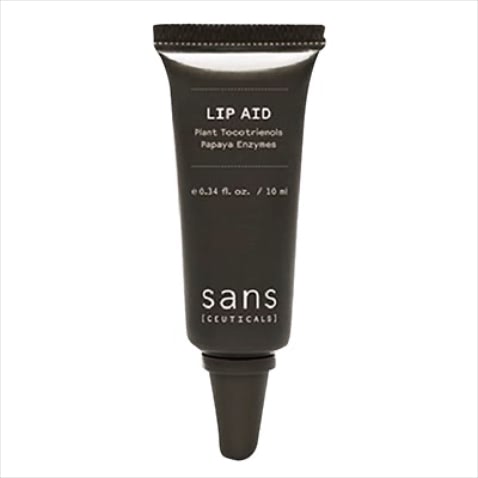 「色つきリップなしでこと足りる」 ⚫︎Sans Ceuticals リップ A 2,750円／CASA FLINE表参道本店　「乾いた唇にうるおいを与え、ふっくらとした質感に整えてくれます。色つきリップを使わずとも唇の血色がよく見えるから好き」（三宅さん）