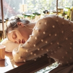 シンプル派こそ注目！「ニットくらいは派手さ」を重視するのがいい