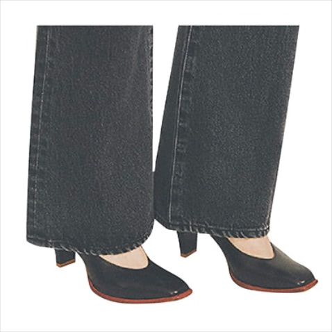 「スクエアトゥなら、ハイヒールでも尖りすぎない」黒パンプス 52,800円／KATIM　黒デニムパンツ 25,300円／RHC（RHC ロンハーマン）