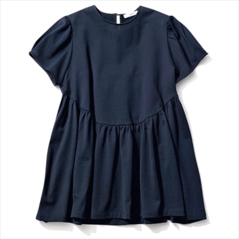 クラシカルに導く端正なデザイン：●  ギャザーフレアTシャツ 17,600円／yori　ボトムとのバランスがとりやすい長すぎない着丈。胸下から広がるペプラムシルエットでスタイルUPもかなう。