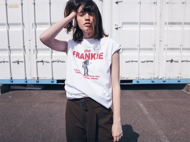 プリントＴの背すじがのびる ネックラインとそでの立体感：● 白プリントTシャツ 9,790円／TICCA　中に着た白フレンチスリーブTシャツ 7,700円／カレンソロジー（カレンソロジー 新宿）　茶パンツ 73,700円／ヴィンス（コロネット）　■プリントＴの下に、首つまりのフレンチスリーブを重ねて奥行きを演出。ひと手間を加えることにより「着ただけ」にならず、カジュアル度が軽減。