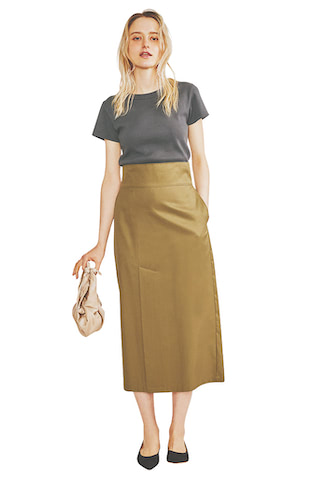【黒Tをグレーにシフト】 タイトなシルエットをやさしげに：● グレーリブTシャツ 7,700円／BLACK BY MOUSSY（バロックジャパンリミテッド）　カーキスカート 15,400円／uncrave STANDARD（uncrave）　ストライプバッグ 19,800円／PAPYRUS（アイネックス）　パンプス 25,300円／ファビオ ルスコーニ（ファビオ ルスコーニ ルミネ有楽町店）カーキとのアースカラー配色で、知性も感じさせる都会的な姿を実現。