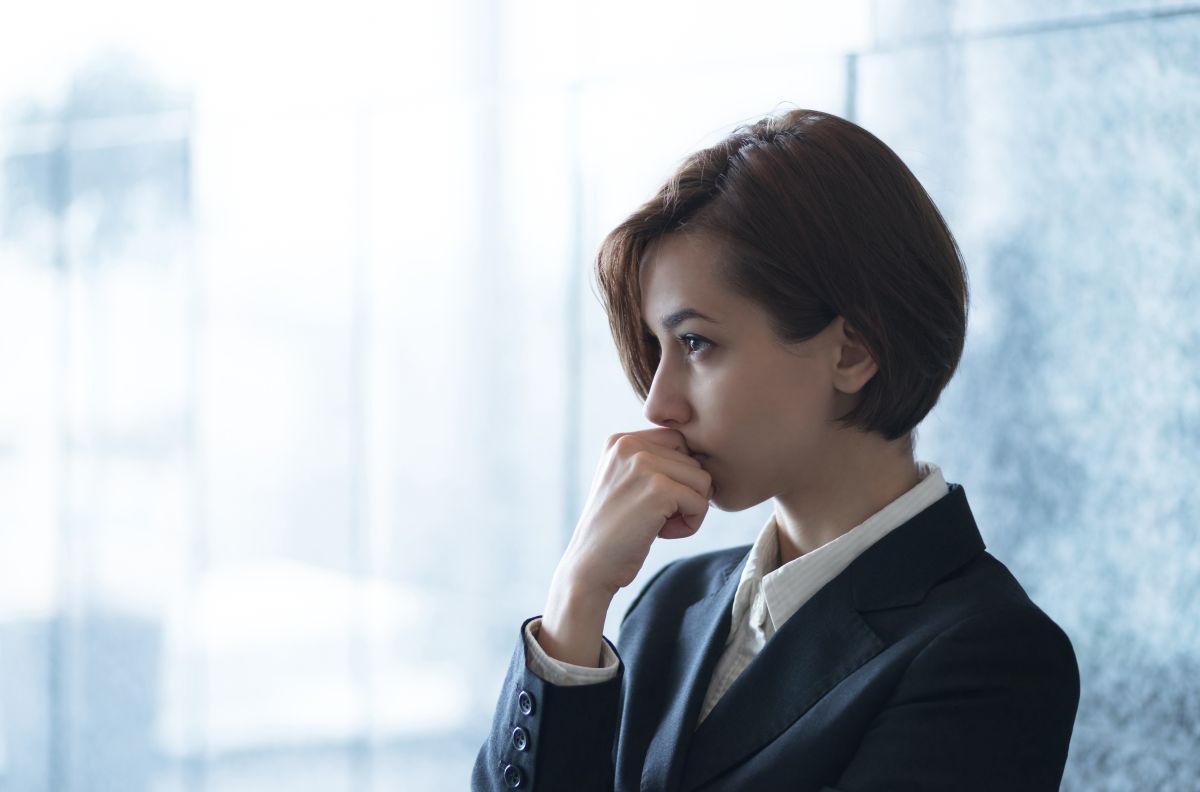 Q1. トマトは毎日どのくらい食べればいい？ A1. 特に厳密な決まりはありませんが、一般的な目安としては、1日に大きなトマトなら1～2個（約200～400g）、ミニトマトなら10～15個程度を推奨します。他の野菜とのバランスも考えて摂取しましょう。 Q2. トマトジュースやケチャップでもリコピンは摂れる？ A2. はい、加工品でもリコピンは摂取可能です。特にトマトジュースやトマト缶は加熱処理されているため、リコピンの吸収が良いとされています。ただし、糖分や塩分が多い製品もあるので、成分表示を確認して選ぶようにしましょう。 Q3. 生のトマトと加熱したトマト、どっちがいい？ A3. リコピンの吸収率だけを考えれば加熱した方が優れています。しかし、生のトマトには熱に弱いビタミンCや酵素が豊富です。両方のメリットを享受するために、生で食べたり、加熱したりと、調理法を工夫するのが理想的です。 Q4. トマトの皮や種も食べるべき？ A4. はい、皮のすぐ下にも栄養が豊富に含まれていますし、種にもわずかながら栄養があります。可能であれば、よく洗って丸ごと食べるのがおすすめです。 Q5. トマトを食べ過ぎたときのデメリットは？ A5. トマトはカリウムを多く含むため、腎機能が低下している方は医師に相談が必要です。また、体を冷やす性質があるとも言われるため、冷え性の方は加熱して食べる、一度に大量に食べ過ぎないなどの工夫をすると良いでしょう。