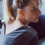 シンプルに見えて華やか「カジュアルにドレスアップできる」トップス