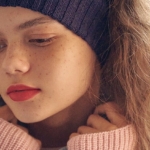 単純なのに差がつく「着ないニット」とは？アクセサリーより気張らない「可愛く飾れる」テクニック