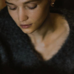 キレイな人ほど「ギャップがある」 ニットで「見せるといい部分」