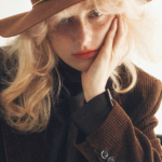 黒のようで黒より使える「合わせる色も選ばない色」コーディネート実例集