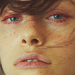 服はシンプル「メイクはアクセサリー」 注目は「溶け込むような赤」