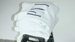 前回は即完売」見た目と実用を兼ねる「大人のためのロゴスウェット