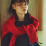 肩ひじ張らずキレイに見える「飾らない」赤の合わせ方