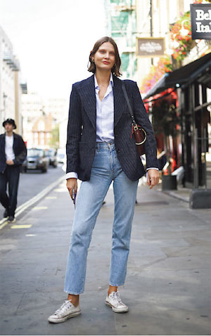 ☑メンズの正統派でそろえる  ●樋口さん:ジャケットとシャツの紳士の定番アイテムをとり入れ、あえて「ハズさず着る」のが新鮮。ウォッシュデニムをハンサムに映すことができますね。