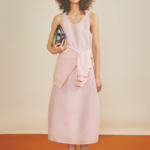 【明日なに着る？】「白っぽい」甘さひかえめのワンピース