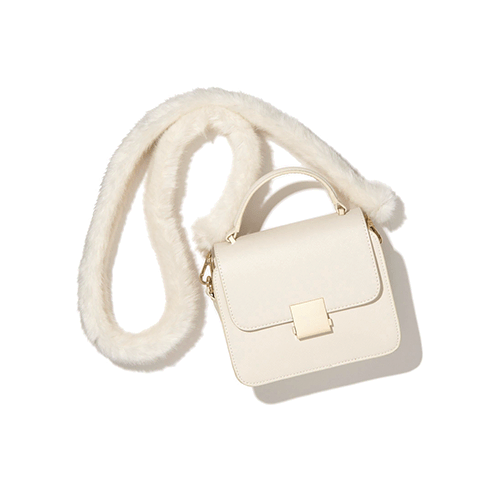 白ファーショルダーバッグ(16×19×7.5） 5,990円（税込み）／ZARA（ザラ・ジャパン）