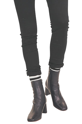 黒スキニーとショートブーツ 間のソックス がもたらすいい効果 Gisele ジゼル