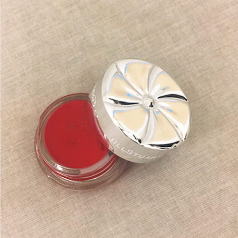 「ムースのような質感の『ジルスチュアート チーク＆アイブロッサム09　2,530円／ジルスチュアート　ほおの高いところにささっとつけると、自然な血色感が手に入ります。黒トップスなど、重く見えがちな服を着る日も、このチークを主役にしたメイクをすればフレッシュに見えていいと思います」（ヘアメイク：岡田知子さん）