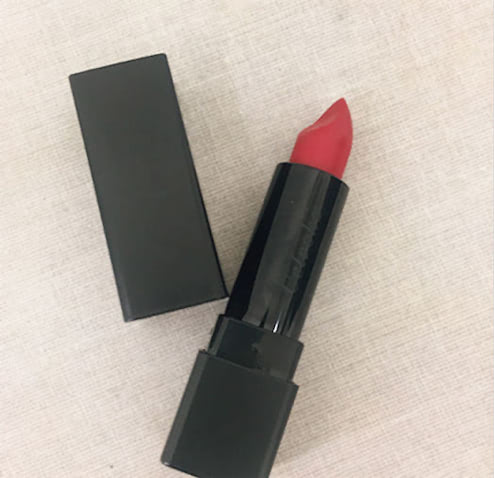 ディグニファイドリップス01　3,520円／セルヴォーク　赤リップの中でもとくに軽くて、デイリーづかいにぴったり。赤リップ特有の昔っぽさもないので、レトロな柄の服に合わせて使いたい。眉毛をきっちり描いて、リップはさらっとつけるというバランスがオススメ」（岡田知子さん）