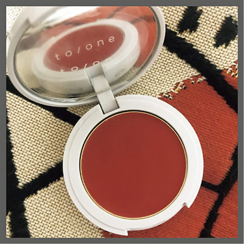 ペタルリップアンドチーク04　3,300円／to/one　赤・オレンジ・ブラウンの中間のような色。オレンジやピンクだとかわいすぎだし、ブラウンだとクールすぎるというときに合う。私は目や唇をポイントにしたメイクが多いので、ほんのり色を感じるくらいに塗ります」（ヘアメイク：長澤葵さん）