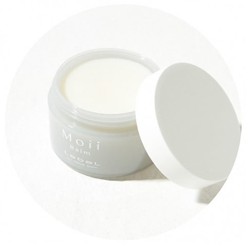 ドライなファブリックに合うツヤ感  ：モイ バーム ウォークインフォレスト 37g 2,860円（ヘアサロン専売品）／ルベル／タカラベルモント　「オイル配合でベタつかずに潤いが続く、ウェットな束感と動きをつくるのに最適なマルチバーム。なじませるだけでウエットなテクスチャーになるプロダクトで日本人向け。硬毛でもほどよくやわらかい質感になります」（ヘア＆メイク・木部明美さん）