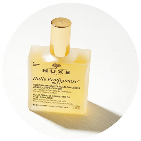 肌にいい＝髪にもいい  ：ニュクス プロディジュー オイル リッチ 100ml 5,610円（編集部調べ）／ブルーベル・ジャパン　「クセ毛で毛束感とツヤが不可欠、スタイリング剤よりもオイル派という方におすすめ。1本で顔・体・髪に使えるマルチ美容オイルで、主に髪に使ってます」（ヘア＆メイク・長澤葵さん）