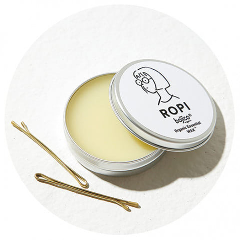 ヘアサロン発のオーガニックバーム  ：ROPI × bojico オーガニックエッセンシャルワックス 40g 3,960円／nanuk　「気張らない地毛生かしが女っぽいと感じるので、バームでサラッと整える程度。逆にアレンジするときは腕前が上がったように見えるゴールドピンが重宝」（インスタグラマー・マイさん）