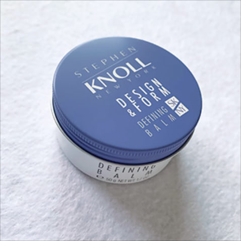 オイルはつけ方によっては重くなってしまうことがありますが、STEPHEN KNOLLのディファイニング バームはバームとオイルのいいとこ取り。髪を巻いたあとにうなじあたりから髪を持ち上げるように全体につけると、オイルっぽいウエット感もありつつ、ふんわりした軽さが一日続きます。（ちゃりこさん：インスタグラマー）