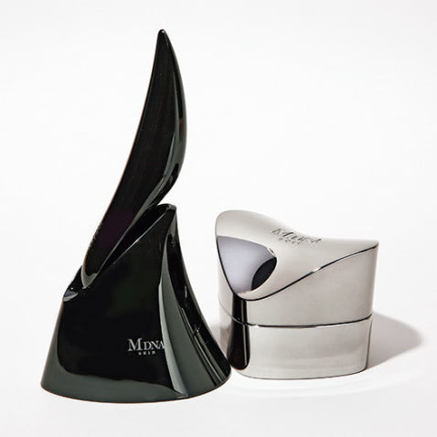 〈右から〉MDNA SKIN クロームクレイマスク 50mL　13,200円、同 マスクリムーバー 8,250円／ともにMTG