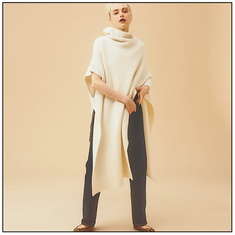 デニムパンツは着まわし。アイボリー3wayニットポンチョ 25,300円／FRAY I.D（FRAY I.D ルミネ新宿２店）　レオパード柄パンプス 35,200円／PIPPICHIC（ベイジュ）　白のボリュームニットに向くエッジの利いたデザイン。重ね着に変化もつく、ハーフスリーブもポイント。