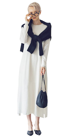 モヘアの黒ニットを ストールのように見立てて