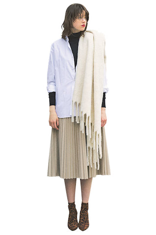 シャツやプリーツスカートなど、おかたい服と正統に着る。黒ニット本来の凜とした表情が引き立ち、黒のよさがまた実感できる。