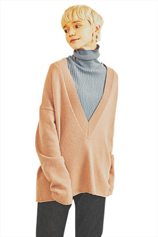 ベージュがメインだといっそう上品：あいまいな配色もぼやけない深く大きく開いたVネック。