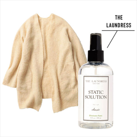 □【ふわふわニットの帯電を防いで絡まりにくく】 スタティックソリューション classic 250mL 3,080円／THE LAUNDRESS（アントレックス）　●モヘア特有のふわふわ感を守るには、シリコンを含む帯電防止スプレーを吹きつけて、絡まりにくくするのがいちばん。リンスをとかした水でもOK（永井さん）