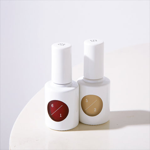 【肌のトーンに合う定番】〈右から〉uka ベージュスタディ ツー 5/2、同 レッドスタディ ワン 6/1 各10mL 2,420円／ともにウカトーキョーヘッドオフィス　「大人っぽく手になじむレッドをシンプルに塗るのが好き」（RUMI）　「卵色っぽいイエローベージュが、日に焼けて色白とはいえない私の手のトーンにスッとなじみます」（森田さん）