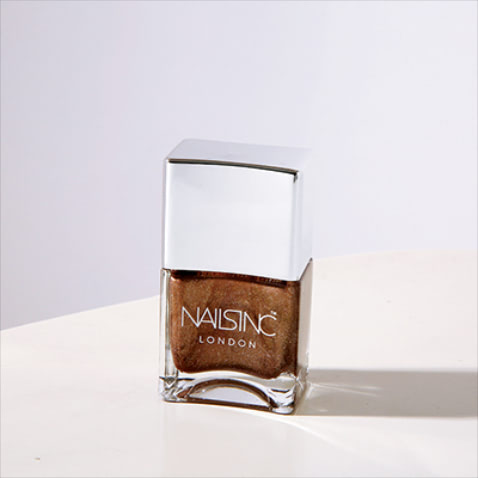 【塗って実感するよさ】ネイルズインク チョコ ロット エブリディ アイム トリュフィング 14mL 3,080円／TAT　「ブラウンのようなベージュのようなパープルのような……。複雑な色がパールで表現されており、塗ってみないとわからない奥深い1本。マットコートを重ねると輝きが鈍くなるので、質感を変えたりして楽しんでいます」（AYANAさん）