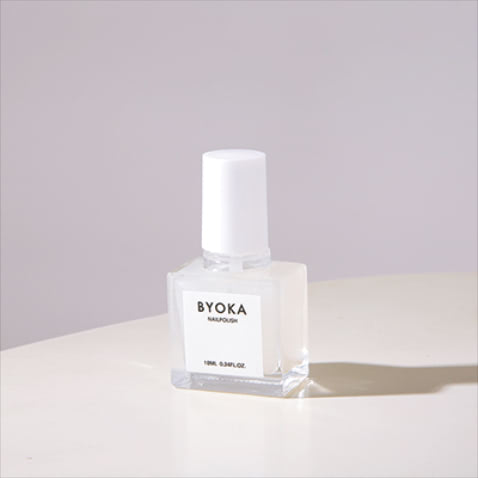 【ありそうでないパール入りトップコート】BYOKA パール コート 10mL 2,200円／BYOKA　「パール入りのトップコートで、爪がキレイに見える透明感と絶妙なパール感がツボ。基本の使い方としてはサラッと1度塗りでとにかくヌーディに。スタイリングに合わせて、カジュアルなときは、重ね塗りでパール感を上げるこなし方が気に入っています」（小島さん）