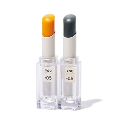 【レタッチしたような血色感】〈右から〉UZU 38℃ / 99°F リップスティック 〈YOU〉 -0.5、+0.5 各2,420円／ウズ バイ フローフシ 「どちらもUZUにしかない色。シアーグレーは自然なトーンダウン。クリアはフレッシュな血色が出るので、シーンで使い分けています」（政年美代子さん・ライター）【POINT】乾燥やくすみが気になる唇を明るくふっくらとした仕上がりに導くリップバーム。ひと塗りで、ほんのり上気したような血色感を作り出す。ほかのリップと重ねて、質感や色の変化を楽しむのもオ