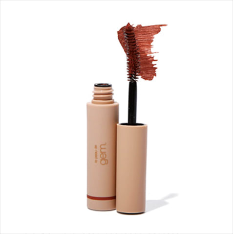【抜け感を生む赤みブラウン】la peau de gem. ジェミニーマスカラ ブラウン 1,628円／レザボア 「メイク感が出すぎず、抜けをつくりやすい赤みのあるブラウンマスカラ。お湯でオフできて、カールキープ力もあるメリットの多いプロダクト」（石田一帆さん／la peau de gem.ディレクター）【POINT】カラーマスカラが苦手な人でも試しやすい、ブラウンベースのマスカラ。赤みが強いため、洒落た印象を演出しつつ、ブラウンならではのやさしい目元に仕上がる。オレンジ系のアイシャドウとも好相性。