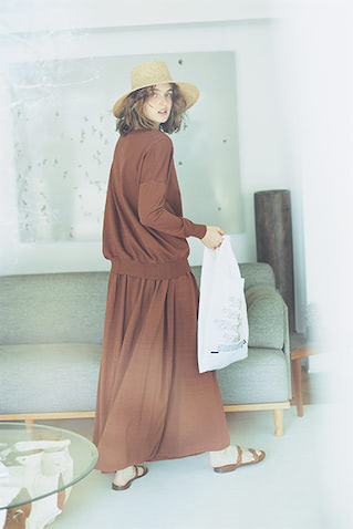 ブラウンクルーネックニット 36,300円、ブラウンニットスカート 42,900円／ともにデミリー（サザビーリーグ）　ベージュストローハット 22,000円／キジマ タカユキ（イウエン マトフ 横浜店）　白サテントートバッグ 6,600円／OPEN EDITIONS（エスケーパーズオンライン）　ブラウンサンダル 13,200円／コルソ ローマ ノーベ（ル タロン グリーズ ルミネ新宿店）