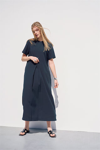 黒ハーフスリーブタックワンピース 26,400円／TODAYFUL（LIFE’s 代官山店）　シルバーバングル 35,200円、人差し指シルバーリング 15,620円、薬指シルバーリング 18,480円／以上PAZ COLLECTIVE（ZUTTOHOLIC）　サンダル 57,200円／ペリーコ（シップス 有楽町店）