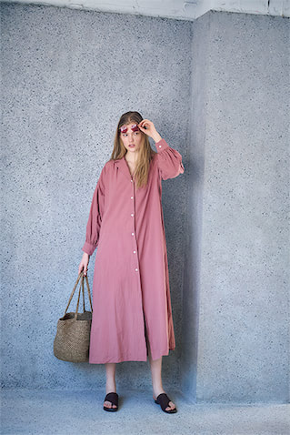 ピンクシャツワンピース 14,080円／SeaRoomlynn　サングラス 55,000円／アヤメ　かごバッグ 14,850円／MADE IN MADA（ジャック・オブ・オール・トレーズ プレスルーム）　サンダル 10,890円／A de Vivre