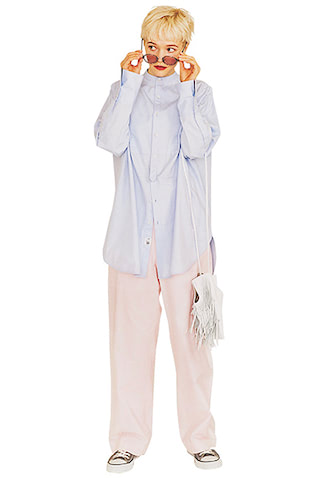 ピンクストレートパンツ（別注） 48,400円／マディソンブルー（ロンハーマン）　ブルースタンドカラーシャツ 16,500円／スピック＆スパン（スピック＆スパン ルミネ有楽町店）　グレーハイカットスニーカー 6,380円／コンバース（コンバースインフォメーションセンター）