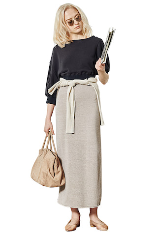 スエットは着まわし。ベージュロングニットスカート 18,700円／MICA & DEAL、スエードバッグ 52,800円／marmors （ともにMICA & DEAL 恵比寿本店）　腰に巻いたベージュVネックニット 18,700円／カレンソロジー（カレンソロジー 新宿）　サングラス 60,500円／EYEVAN 7285（アイヴァン 7285 トウキョウ）　ベージュシアーパンプス 12,980円／SeaRoomlynn