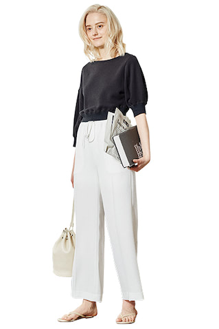 スエットは着まわし。白パンツ 26,400円／styling/ （styling/ 新宿ルミネ1店）　アイボリーバッグ 36,300円／Aeta（alpha PR）　ビーチサンダル 8,800円／TKEES（エスケーパーズオンライン）
